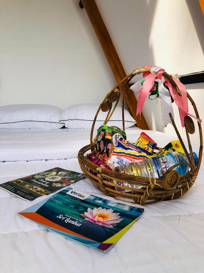 The We2 "Wildwood Elegance Escape" Bed & Breakfast Induruwa Exterior foto
